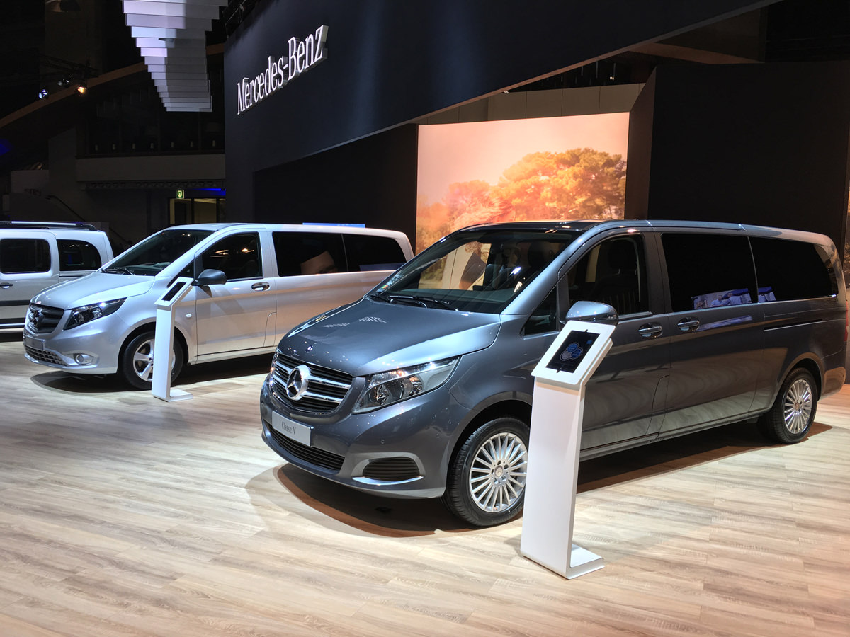 iPad Pro Bodenständer - hochkant - Ausstellung